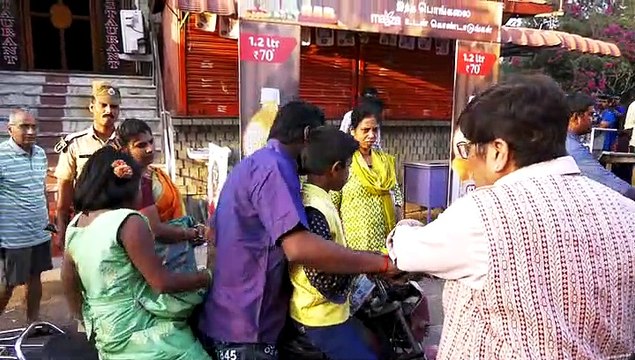நடு ரோட்டில் டூவீலர்களை நிறுத்தி ஹெல்மெட் அணிய சொல்லி எச்சரித்த கிரண் பேடி-வீடியோ