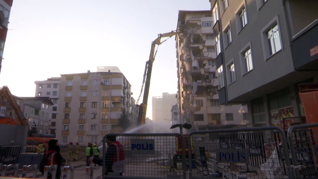 Kartal'da riskli binanın yıkımı sürüyor - İSTANBUL