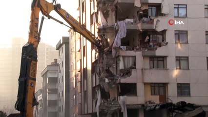 Kartal'da tahliye edilen Yunus apartmanının yıkımına yeniden başlandı