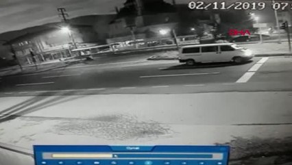 Düzce Otomobile Çarpan Servis Minibüsü Lokantaya Girdi 12 Yaralı