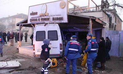 Otomobile arkadan çarpan servis minibüsü lokantaya girdi