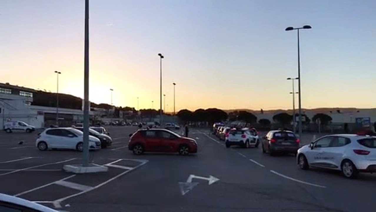 Auto-écoles - Manifestation : une cinquantaine de voitures écoles sur le parking dIkea à Vitrolles