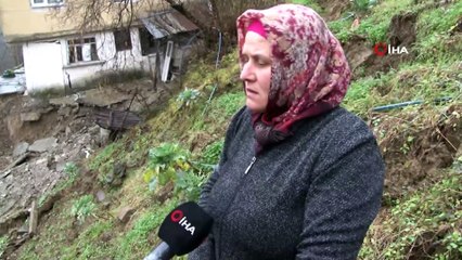 Heyelan evlerini ikiye böldü, 4 kişilik aile ortada kaldı