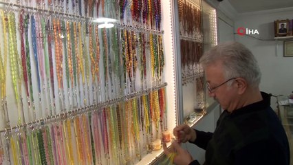 - Gündüzleri tespih işliyor, akşamları 'Kanun' çalıyor