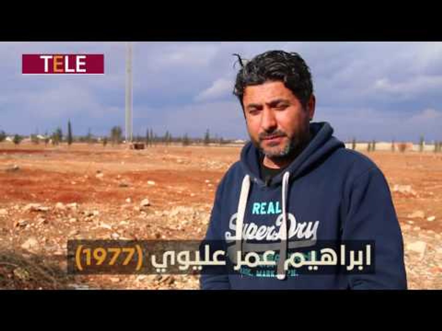 ⁣احبس أنفاسك للحظات.. مغامر يخاطر بحياته لرفع علم الثورة على أعلى برج معدني في سوريا!