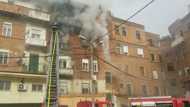 Durrës, zjarr në një pallat - Top Channel Albania - News - Lajme