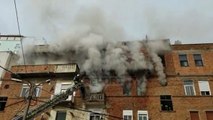 Report TV - Zjarr në një apartament në Durrës, nxirret nga zjarrfikësit gruaja e lënduar