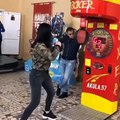 Cette femme tape un homme au visage à la place de la machine de boxe