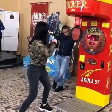 Cette femme tape un homme au visage à la place de la machine de boxe