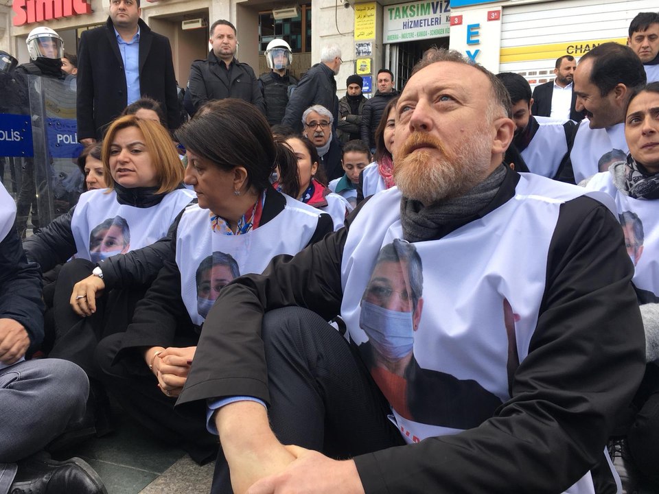 Polisten milletvekillerine İstiklâl Caddesi'nde yürüyüş engeli