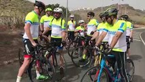 Nuestro compañero Paco J. le dio un homenaje a un su grupo de Colegas enseñándole nuestra isla en bicicleta
