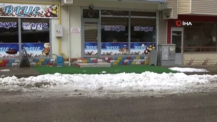 Çatıdan düşen kar kütlesi faciaya neden oluyordu... O anlar kamerada