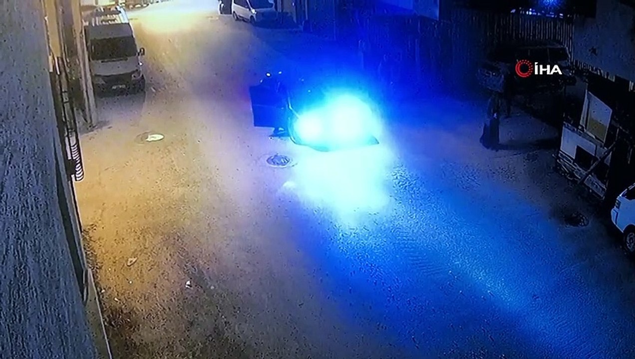 4 yaşındaki çocuk babasının elinden kaçınca böyle otomobilin altında kaldı