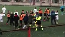 Kırmızı kart gören kadın futbolcu kadın hakeme saldırdı.