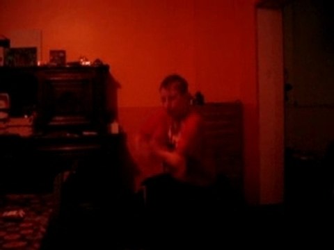 mon frere en train de danser la tecktonik