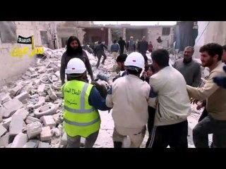 انتشال شخص من تحت أنقاض منزله المدمر في سرمين بريف إدلب