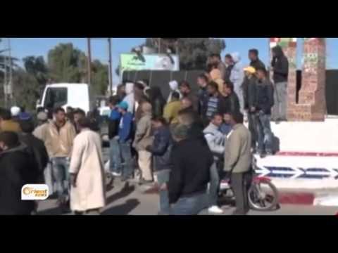 *التونسيون يتظاهرون ضد الجدار العازل مع ليبيا*