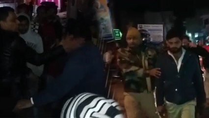 VIDEO: लड़की का पीछा करते हुए घर तक पहुंच गया मनचला, जमकर हुई पिटाई