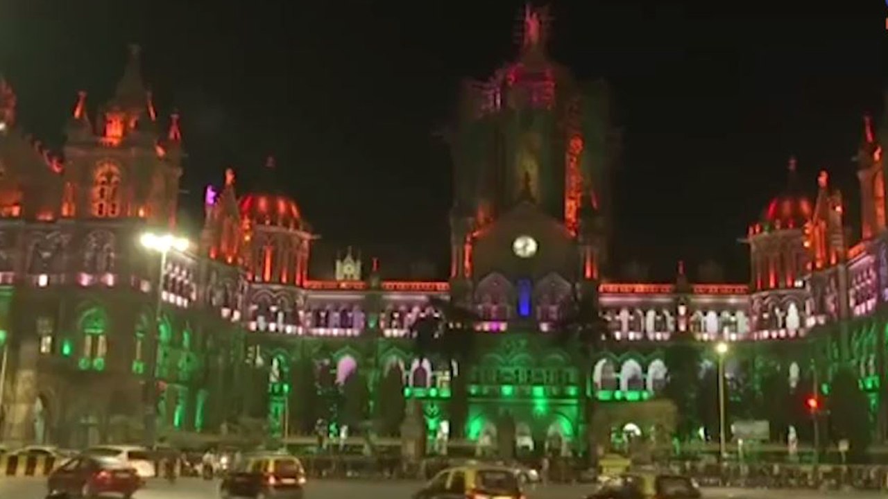 Beautification of Railway Tracks and Stations Buildings Lighting by Indian Railways | Oneindia News