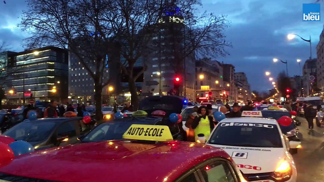 Les auto-écoles manifestent dans Paris contre la réforme du permis de conduire