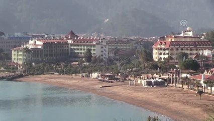 Marmaris'te Deniz Yaklaşık 5 Metre Çekildi