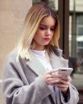 Romy teste le nouveau rouge à lèvres L'Absolu Mademoiselle Shine de Lancôme