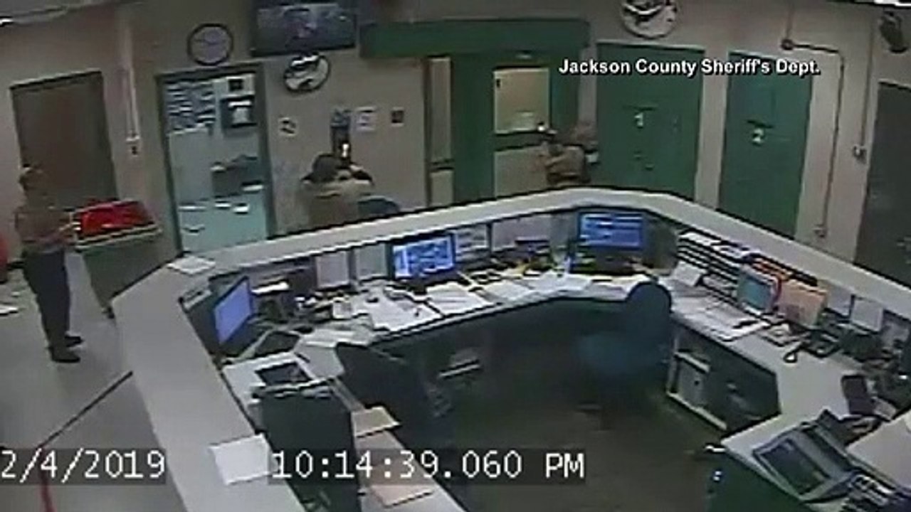 Un détenu essaye de s’évader de prison en passant par le plafond de la prison