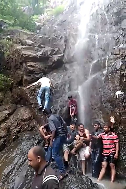 Quand tu essaye de faire du canyoning en claquettes...