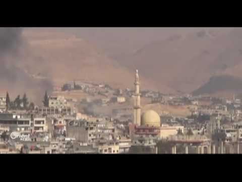 Firokeyên rêjîmê bi bermîlên teqîner navçeya Bereda li gundewarê Şamê armanc dike