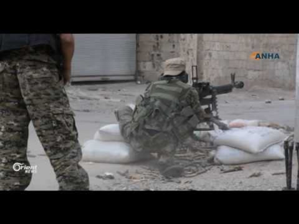 Li bajarê Tebqayê HSDê çekdarên DAIŞê li 3 taxan dorpêç dike