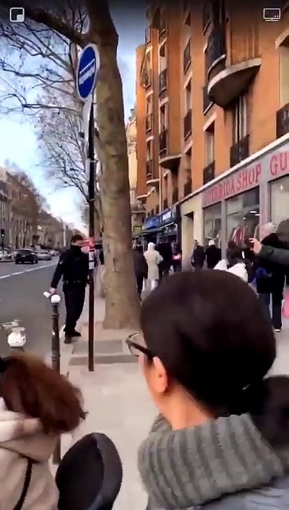 Dérapage - Un policier filmé en train de gazer des passants qui n'avaient rien à voir avec les gilets jaunes