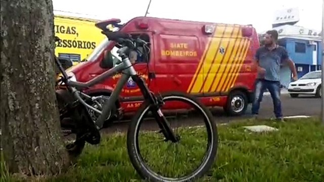 Colisão de trânsito deixa ciclista ferido na Av. Tancredo Neves
