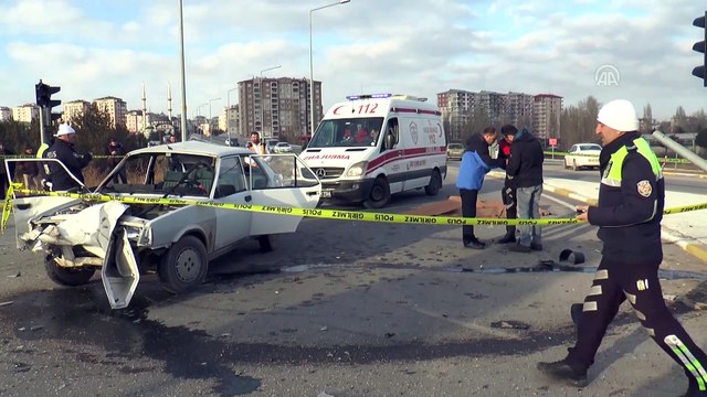 Otomobil ile tır çarpıştı: 1 ölü, 2 yaralı - SİVAS