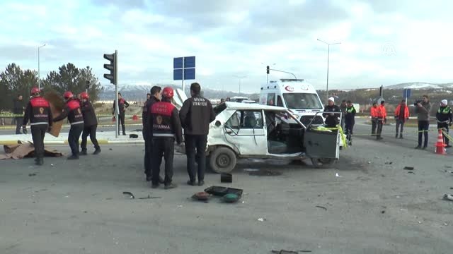 Otomobil ile Tır Çarpıştı: 1 Ölü, 2 Yaralı - Sivas