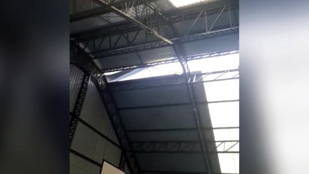 Telha que aparenta estar prestes a cair em escola preocupa internauta