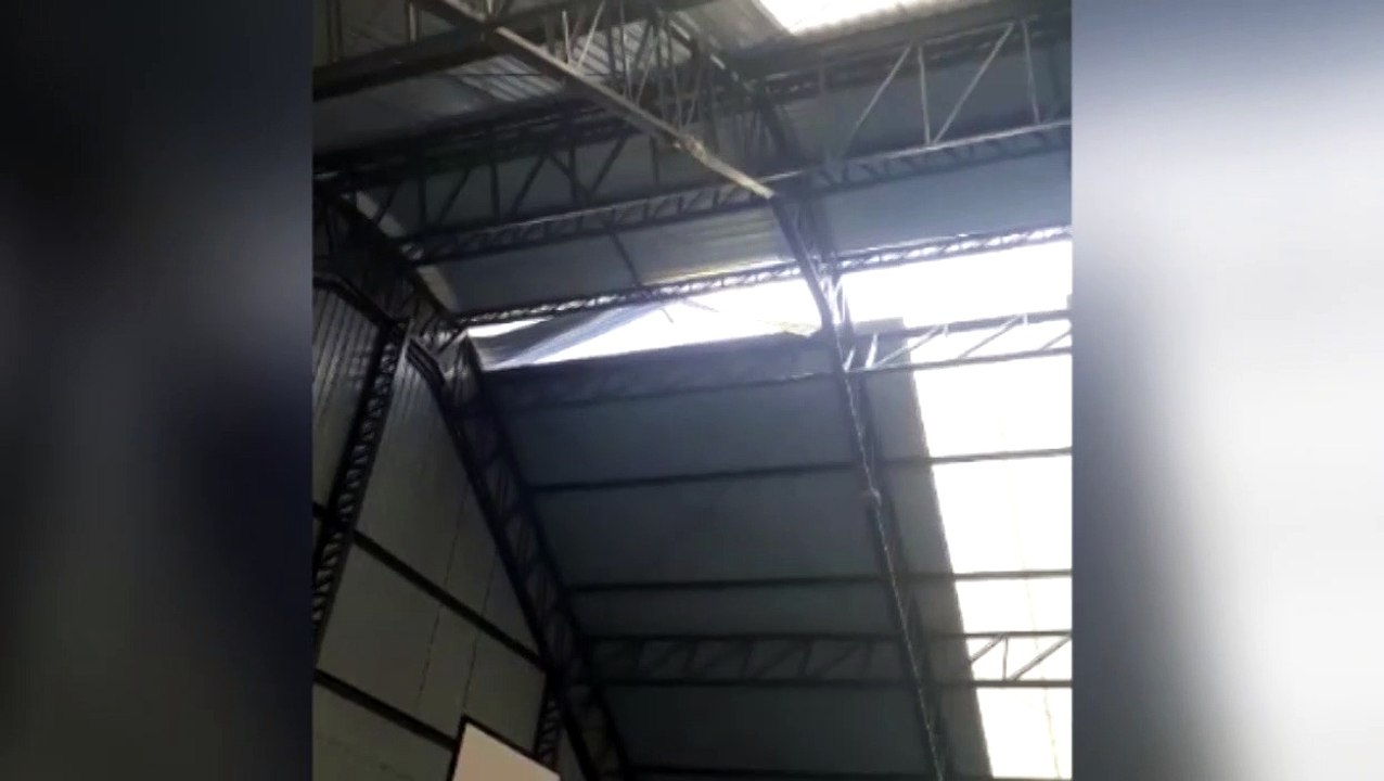 Telha que aparenta estar prestes a cair em escola preocupa internauta