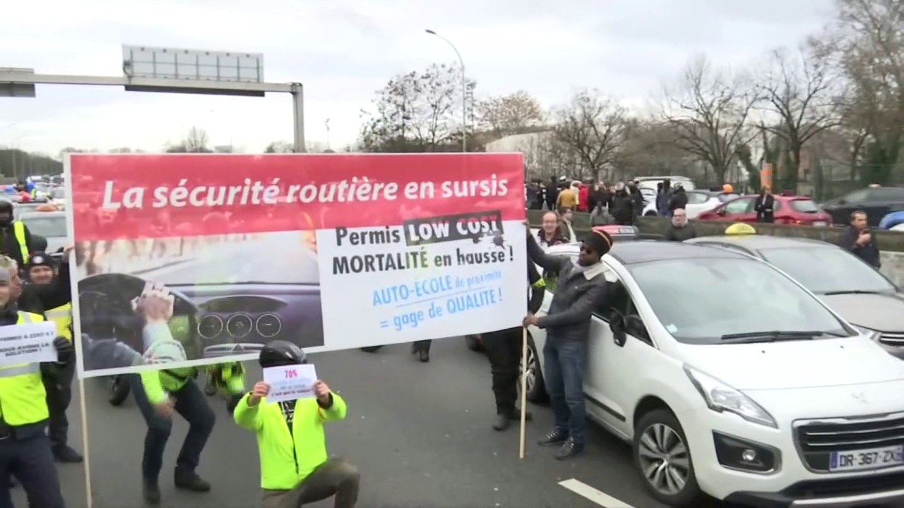 Les auto-écoles manifestent contre un permis "low cost"
