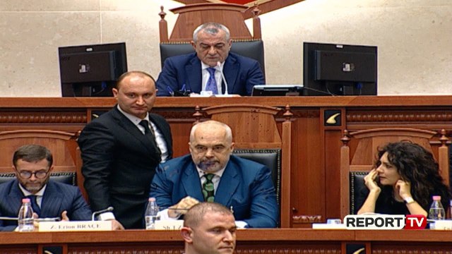 Report TV - Edi Paloka spërkat me shiringë me bojë kryeministrin Edi Rama