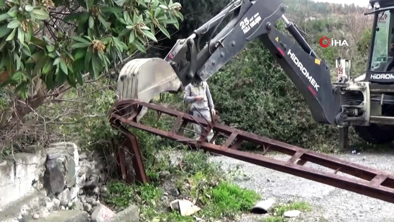 Hatay'da fırtına çatıları uçurdu, direkleri devirdi
