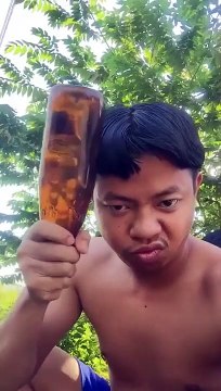 Il essaye de briser une bouteille en verre avec la tête