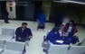 Cámaras de seguridad captan la agresión que le propina un padre a su hijo en Quito