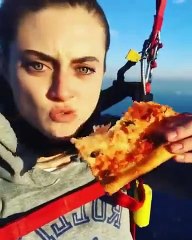 Tải video: Elle mange une pizza pendant un saut en parachute à 5000m d'altitude !