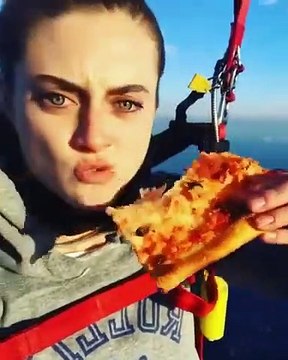 Elle mange une pizza pendant un saut en parachute à 5000m d'altitude !