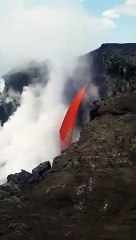 Cascade de Lave d'un volcan dans l'océan à Hawaï