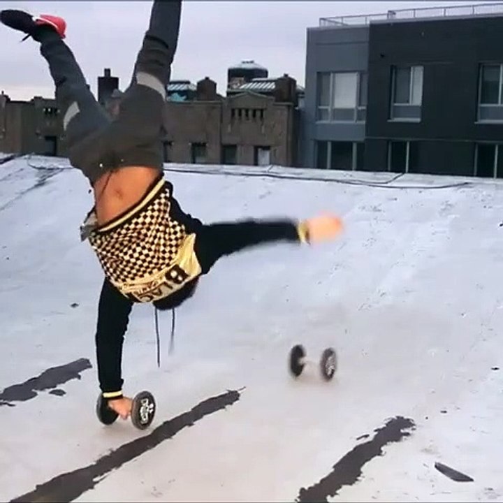 Equilibre sur les bras il a des abdos de feu !