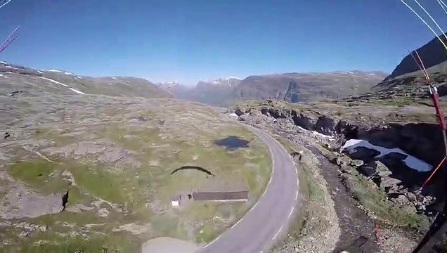 Atterrissage en parapente dans les rochers à pleine vitesse! FAIL