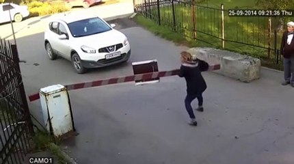 Une femme sans pitié détruit une barrière... Grosse colère