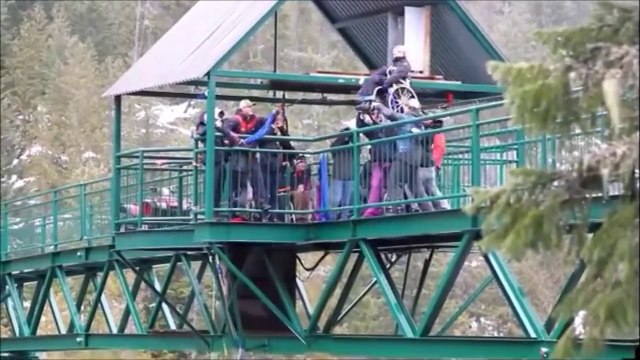 Une femme paraplégique en fauteuil roulant saute à l'élastique