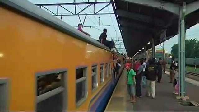 Quand la compagnie de train indonésienne installe des boulets pour éviter que les passagers montent sur le toit... Dangereux