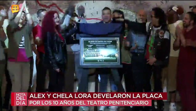 ¡Alex Lora en Santa Martha Acatitla! El cantante develó placa de 10 años del teatro penitenciario.
